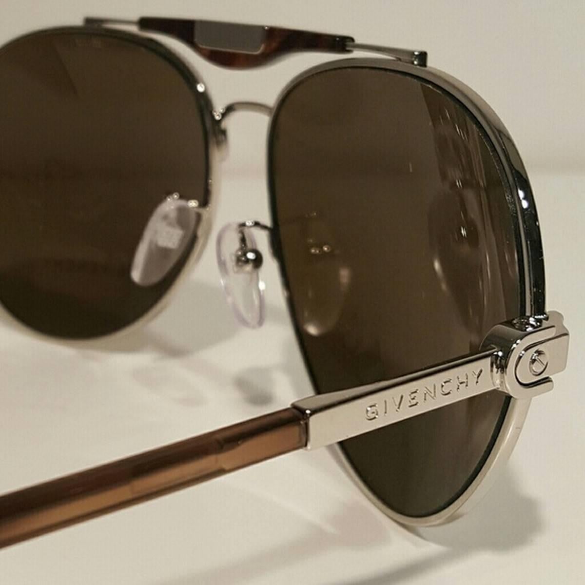 Givenchy Mirrored Gold Aviator Sunglasses In New Condition In Los Angeles, CA