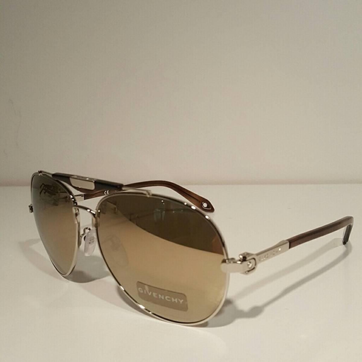 Givenchy Mirrored Gold Aviator Sunglasses
Color: Gold
Size: OS

Brand new with box.
Unused condition.
No flaws.
Made in Italy.