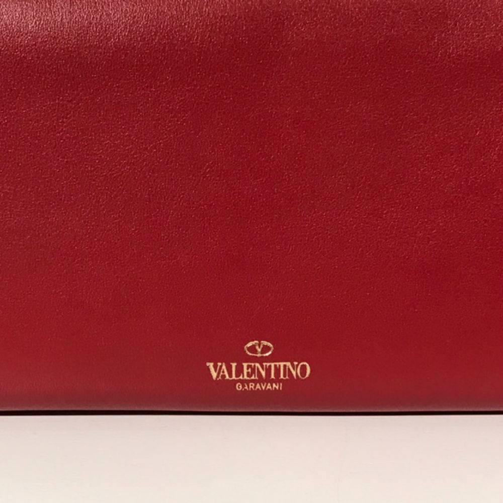 Valentino Rockstud Wallet on Chain Red In New Condition In Los Angeles, CA