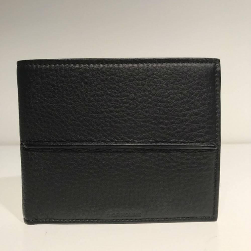 Dior Homme Men's Letaher Wallet in Black

Deerskin smooth leather. 
Multiple credit card slots. 
Box, dustbag and cards included. 
Made in Italy.
Color Black