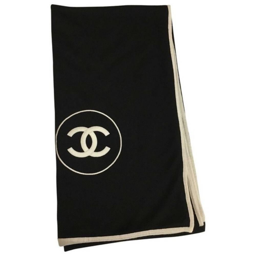 Chanel oversized stole cashmere

Color Black and White