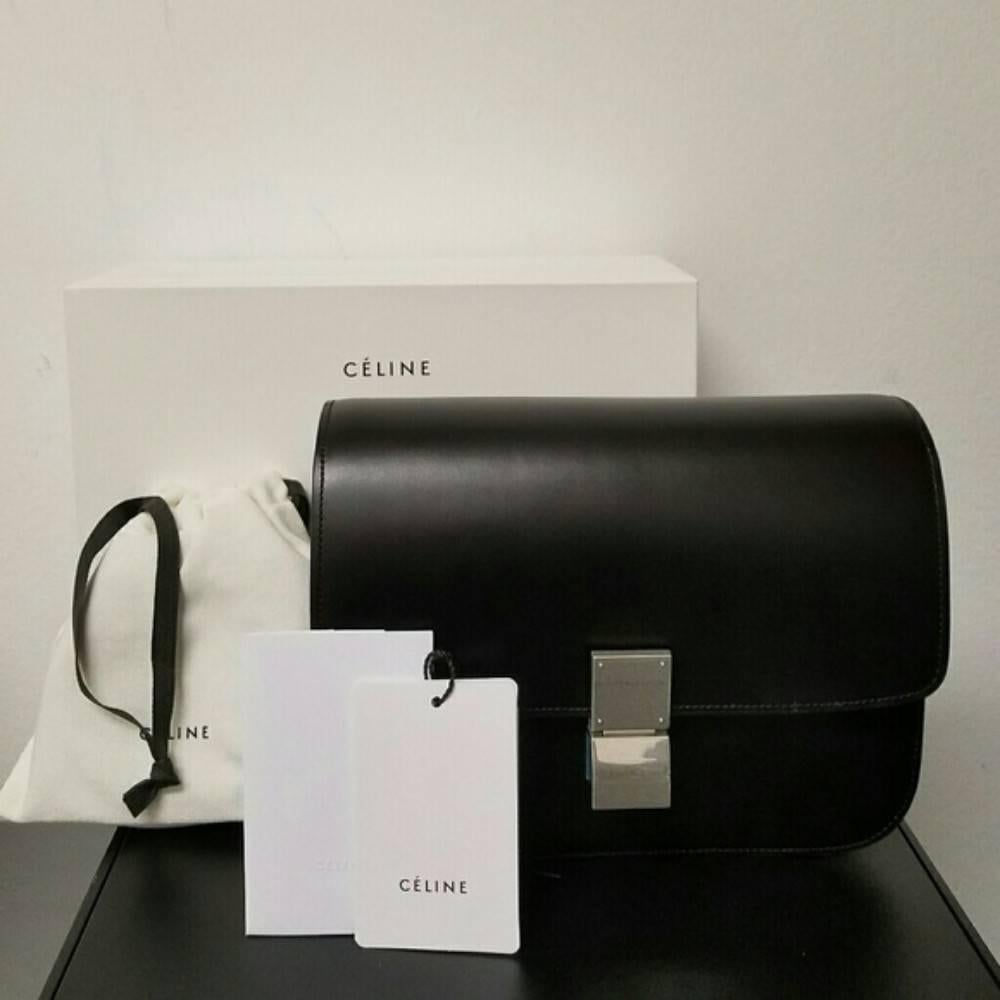 Brand new, authentic Celine bag in medium. The classic bag in box calf leather with shiny silver clasp. Lambskin leather interior. Smooth finish. Shoulder strap included. Cards and original Celine box included.
SIZE: Medium