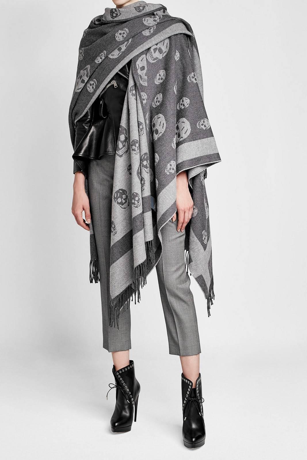 Alexander McQueen Big Skull Cape - Grey
Grey wool and cashmere skull cape. Machine stitched on the long sides and fringes on the short. Features repeat skull pattern and skull border.

96% Wool, 4% Cashmere.
Dry clean