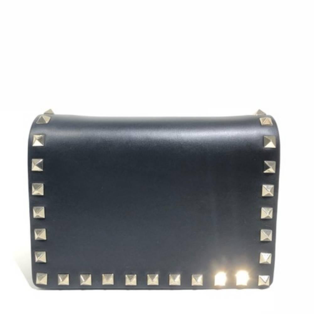 Valentino Rockstud Evening Black Cross Body Bag.
Brand new with dustbag and box. 
Flap magnetic closure. 
Fabric lining. 
Calf leather. 
Made in Italy.
Size - 6.5