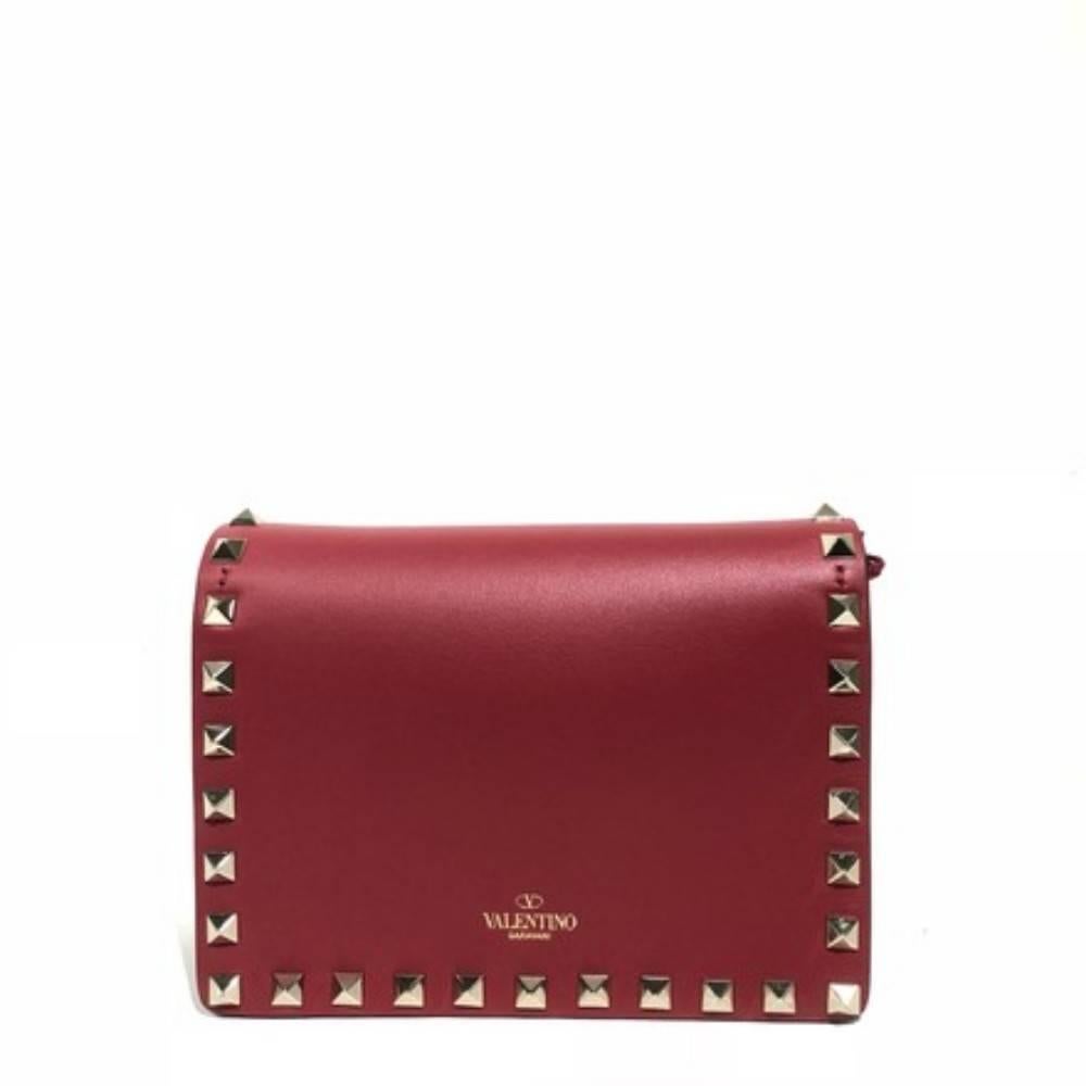 Valentino Rockstud Evening Red Cross Body Bag.
Brand new rig dustbag and box. 
Flap magnetic closure. 
Fabric lining. 
Calf leather. 
Made in Italy.
Size - 6.5
