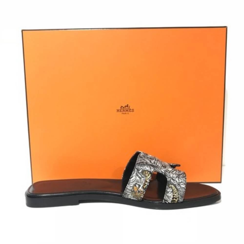 Hermes Oran Black Sandals.
Brand new in Box.
Limited edition Oran sandals. From Hermes Sample Sale. The letter S is stamped on the outsole.
Made in Italy.
Size - 8