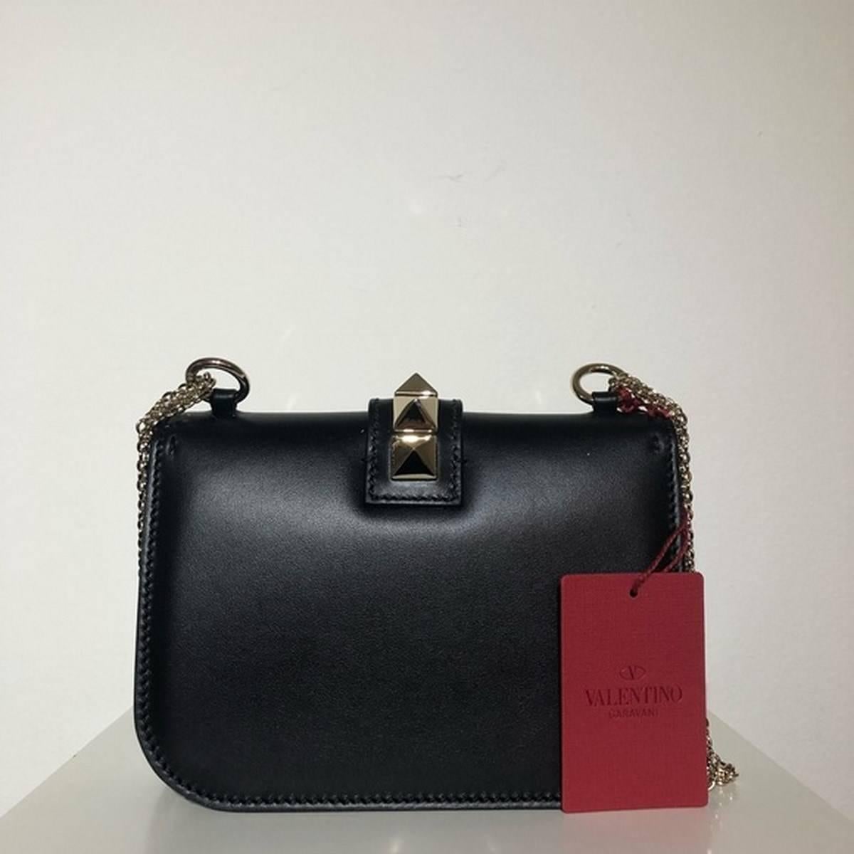 Valentino Glam Lock Leather Crossbody Bag
Material : Leather
Colour : Black
MADE IN ITALY.
Width 8 in, Height 5 in, Depth 2 in.