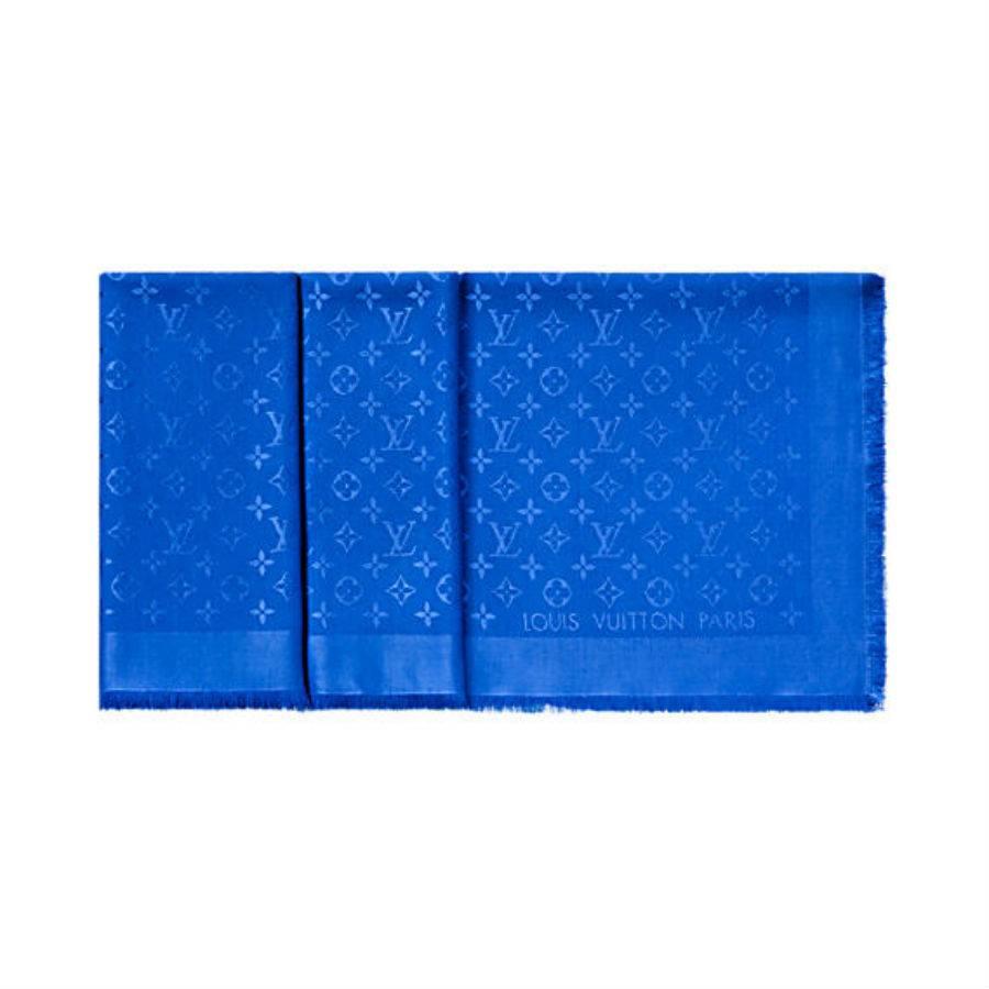 Brandneu, nie benutzt.
56,1 x 56,1 Zoll 
(Länge x Breite) 
- 60% Seide und 40% Wolle
- Ton-in-Ton mit dem Monogram-Muster bedruckt