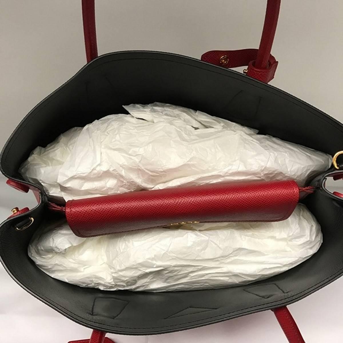 Prada Double Bag Saffiano Cuir Red In New Condition In Los Angeles, CA