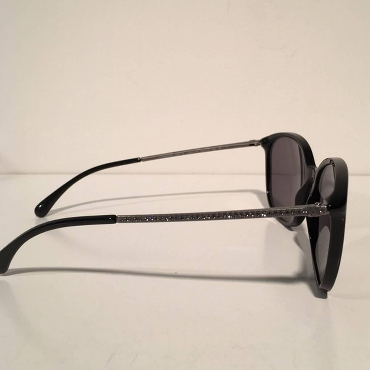 Chanel Black Wayfarer Polarized Crystal Sunglasses In New Condition In Los Angeles, CA