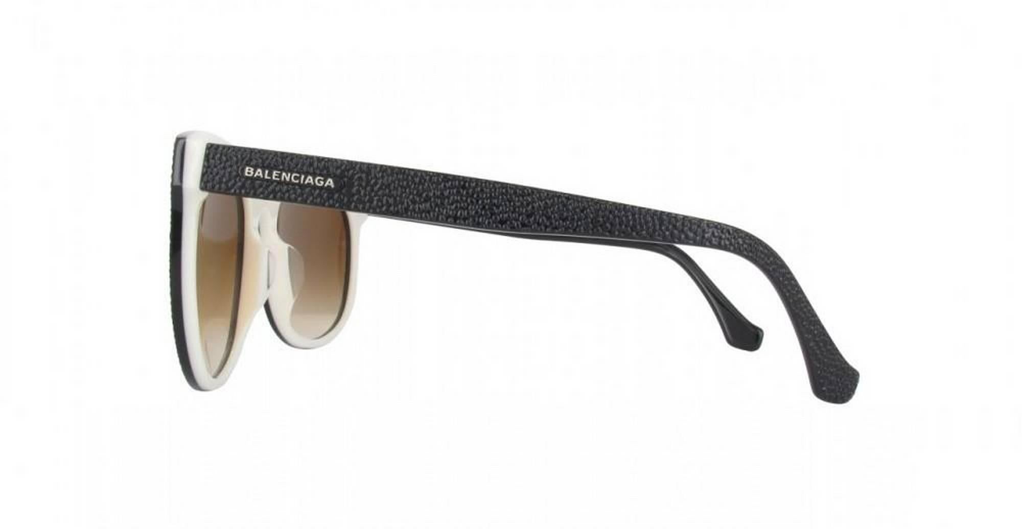 Balenciaga BA0024F-04F-57 Black / White / Gradient Brown Sunglasses

Frame : Acetate
Brand new with original case and cleaning cloth.
Made in Italy