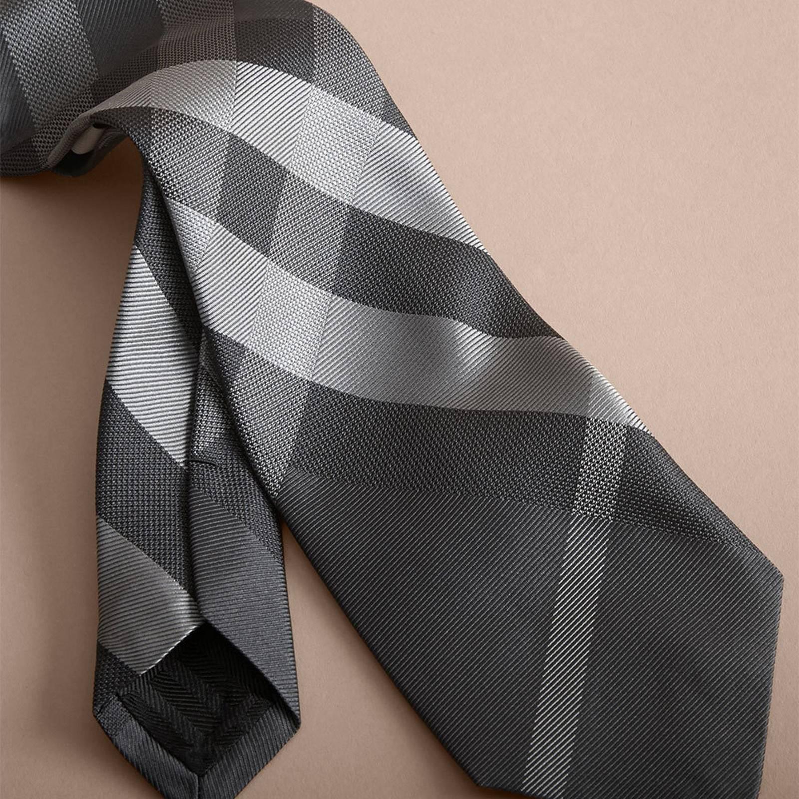 Burberry Modern Cut Check Silk Dark Charcoal Tie - Size: 3” (8cm)
Brand new.
100% Silk.
Size: 3” (8cm)
Made in Italy.
