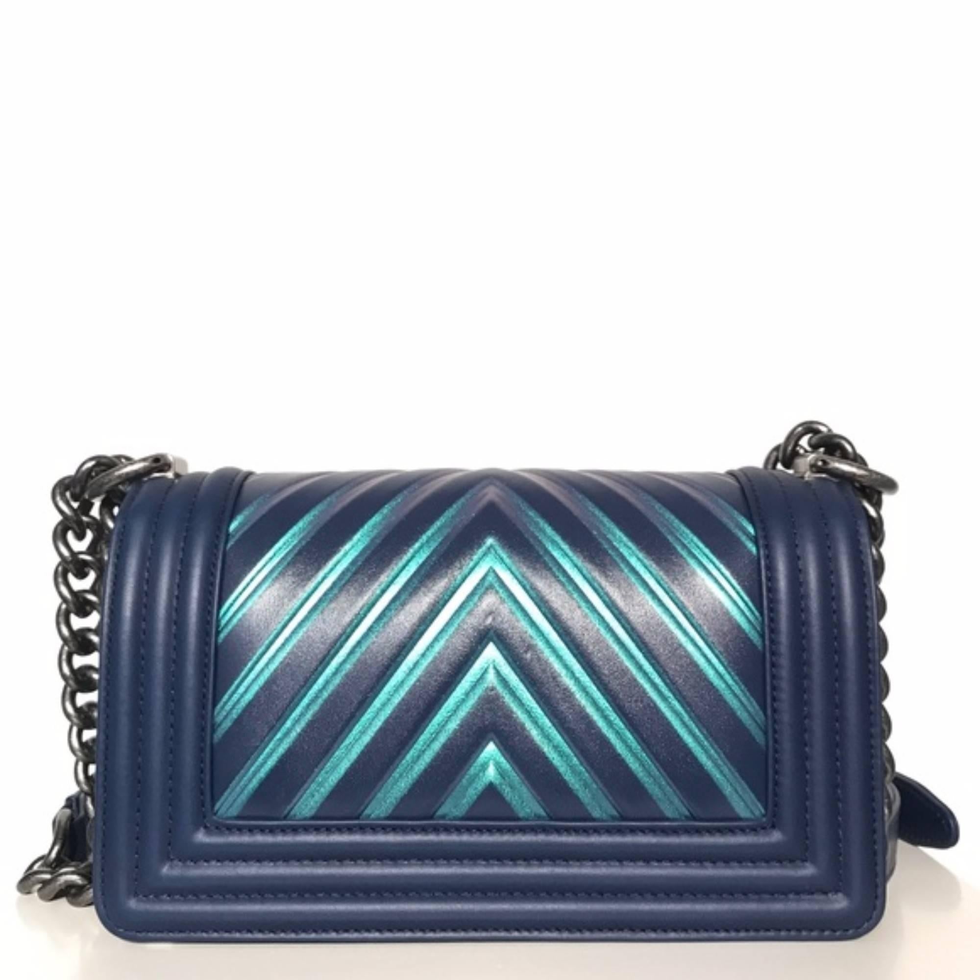 Chanel Painted Chevron Iridescent Small Bag (Blue, Size - Small)
Brand new.
24 series. Limited edition.
Box and dustbag included.
Made in Italy.