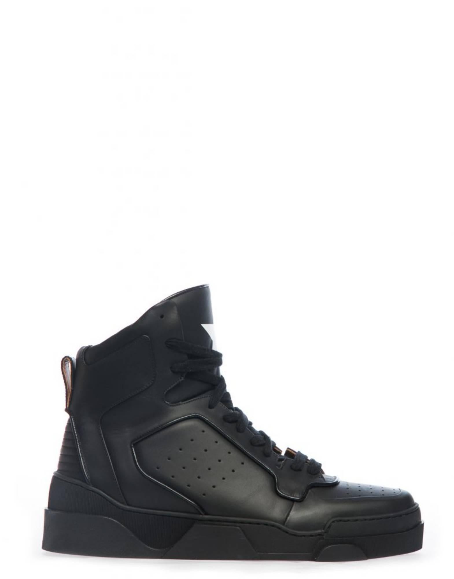 Tyson Iii Hi-Top Sneakers
Tyson III hi-top sneakers
Round toe
Lace Fastening
Leather insole
Star print on tongue
Brand logo on heel
Geometric rubber sole
Composition 100% leather