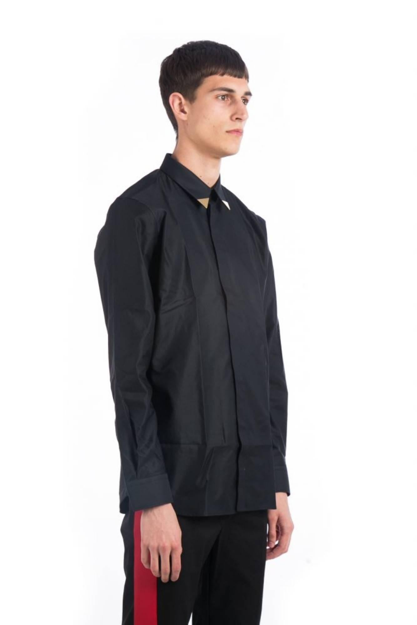 Metallic Tipped Collar Shirt
Black shirt
Metallic embelishments on the collar tips
Classic collar
Concealed front button placket
Long sleeves
Single button cuffs
Curved hemline
Composition 100% cotton