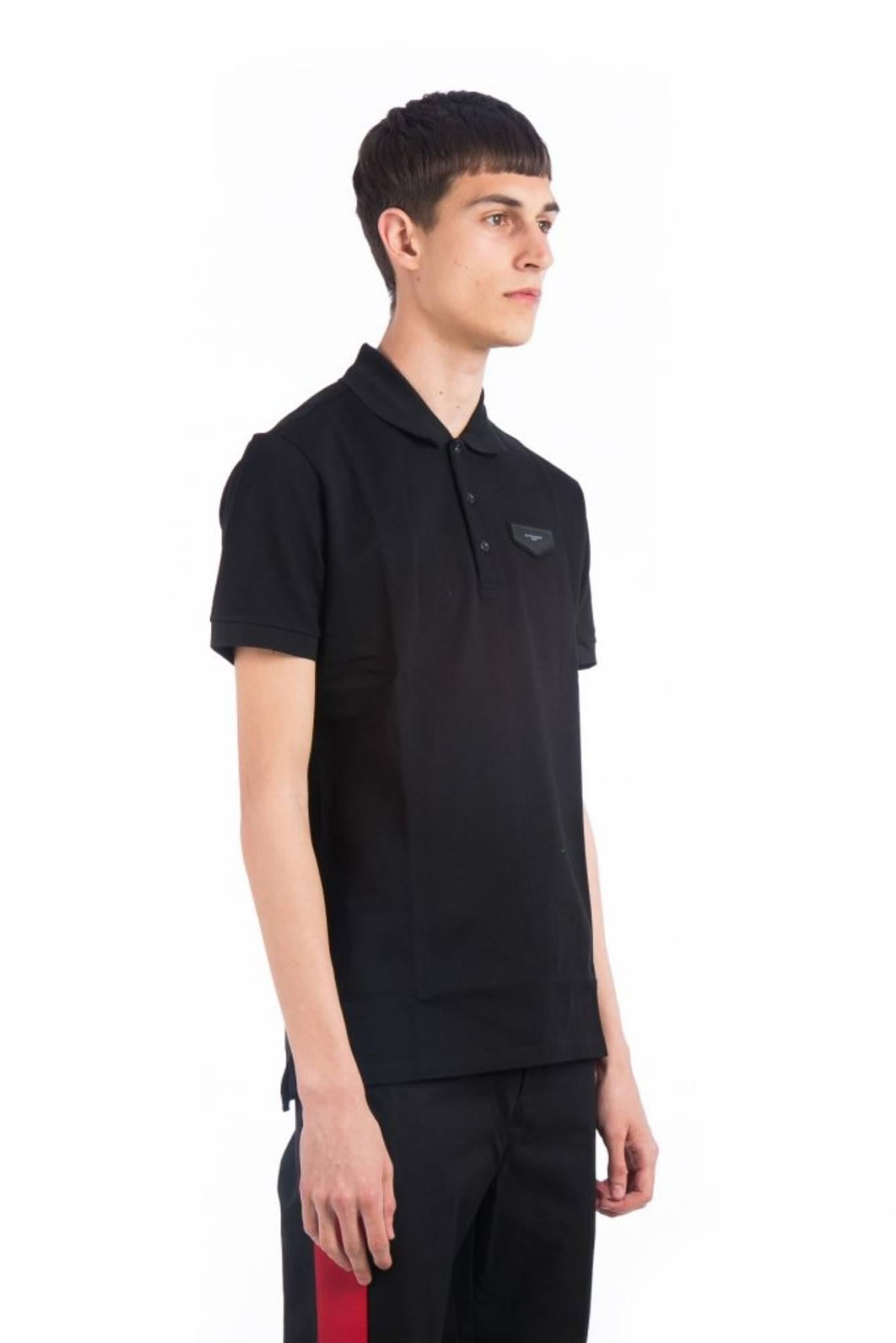 Logo Polo Shirt
Black polo shirt
Classic collar
Front button placket
Short sleeves
Straight hem
Givenchy logo plaque at the chest
Composition 100% cotton