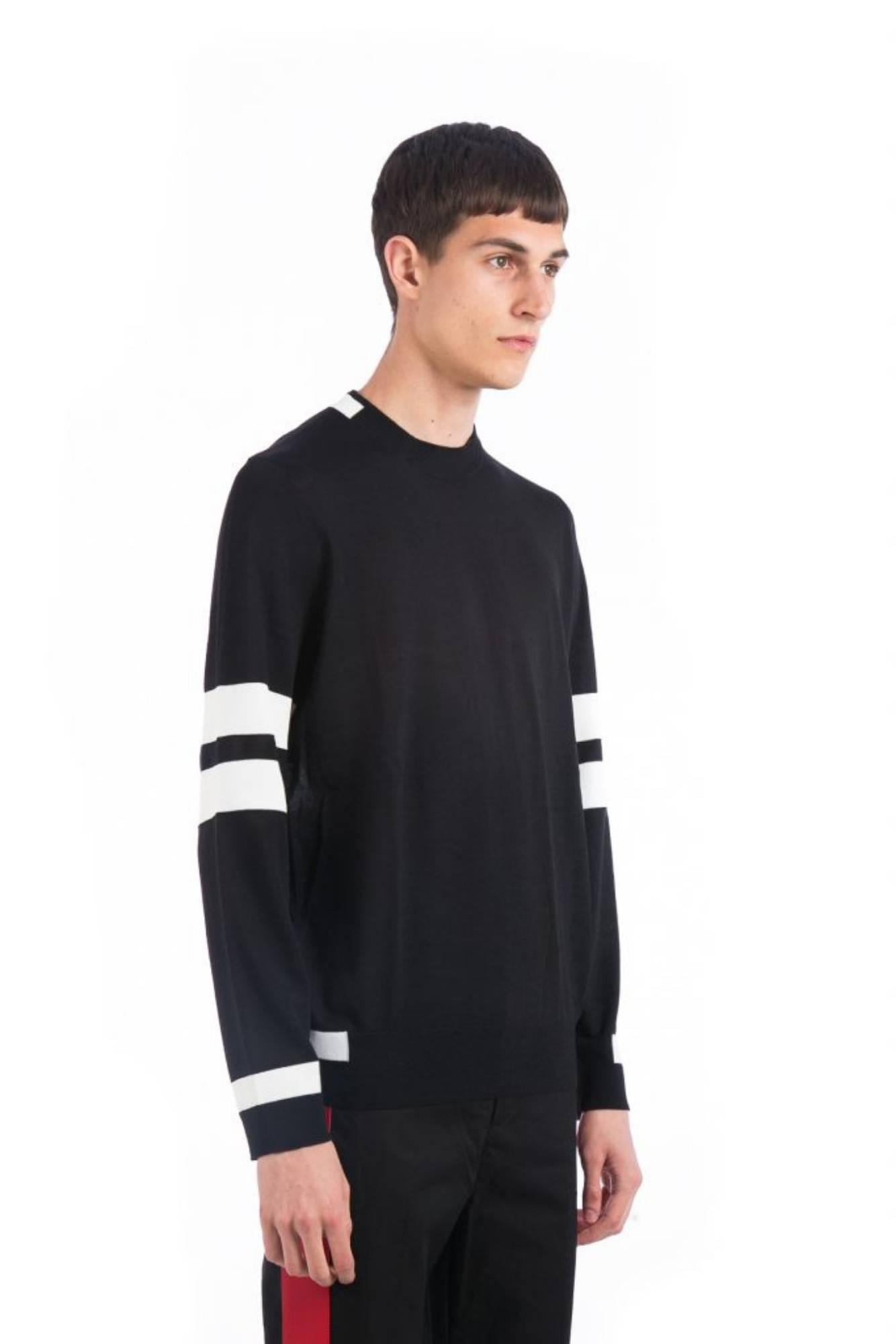 Striped Sweater
Black and white sweater
Slim fit
Colour block design
Ribbed crew neck
Long sleeves
Composition 100% cotton