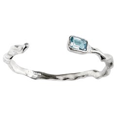 Bracelet-manchette « LIQUID » en argent sterling recyclé et topaze bleue, par Allie Early