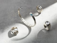Pendentif « Pantheon » en argent massif et saphir, par Kathryn la Jeune