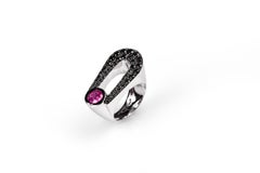 Anse Ruby Ring aus 18 Karat Weißgold von Andre Marcha