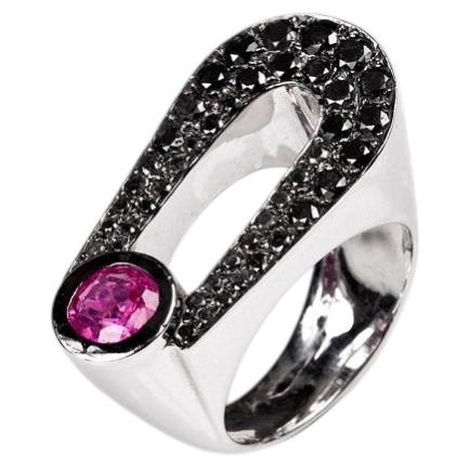 Anse Ruby Ring aus 18 Karat Weißgold von Andre Marcha im Angebot
