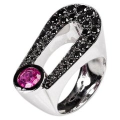 Anse Ruby Ring aus 18 Karat Weißgold von Andre Marcha