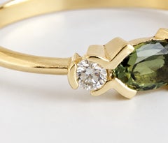 Bague Heleni en diamant blanc, tourmaline verte et or jaune 14 carats par Unkiya