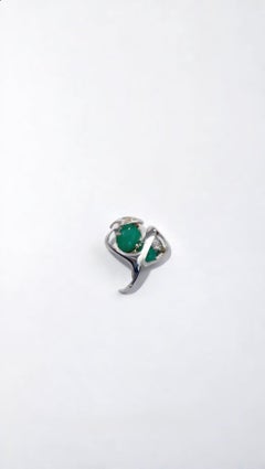 „Desire“-Ring aus Silber und grünem Chrysoberyll von Binadi Studio