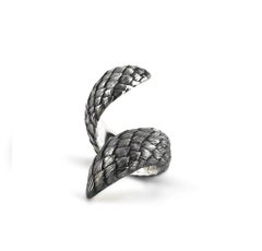 Anello “Dragon” in argento sterling di Mariella Pilato