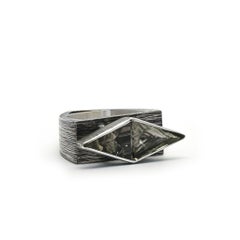 Anillo de dos triángulos en plata de ley y cuarzo ahumado, de Mariella Pilato