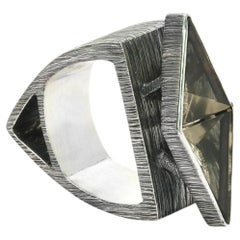 Anillo de dos triángulos en plata de ley y cuarzo ahumado, de Mariella Pilato