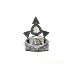 Anillo «Giza» en plata de ley y labradorita, de Mariella Pilato