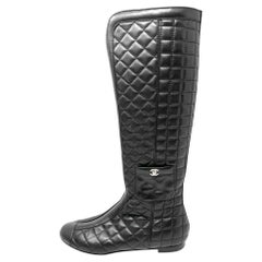 Bottes d'équitation Chanel 2010 en cuir matelassé noir, montant jusqu'aux genoux, logo CC, taille 38 (EU)