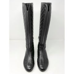 Bottes d'équitation Chanel 2010 en cuir matelassé noir, montant jusqu'aux genoux, logo CC, taille 38 (EU)
