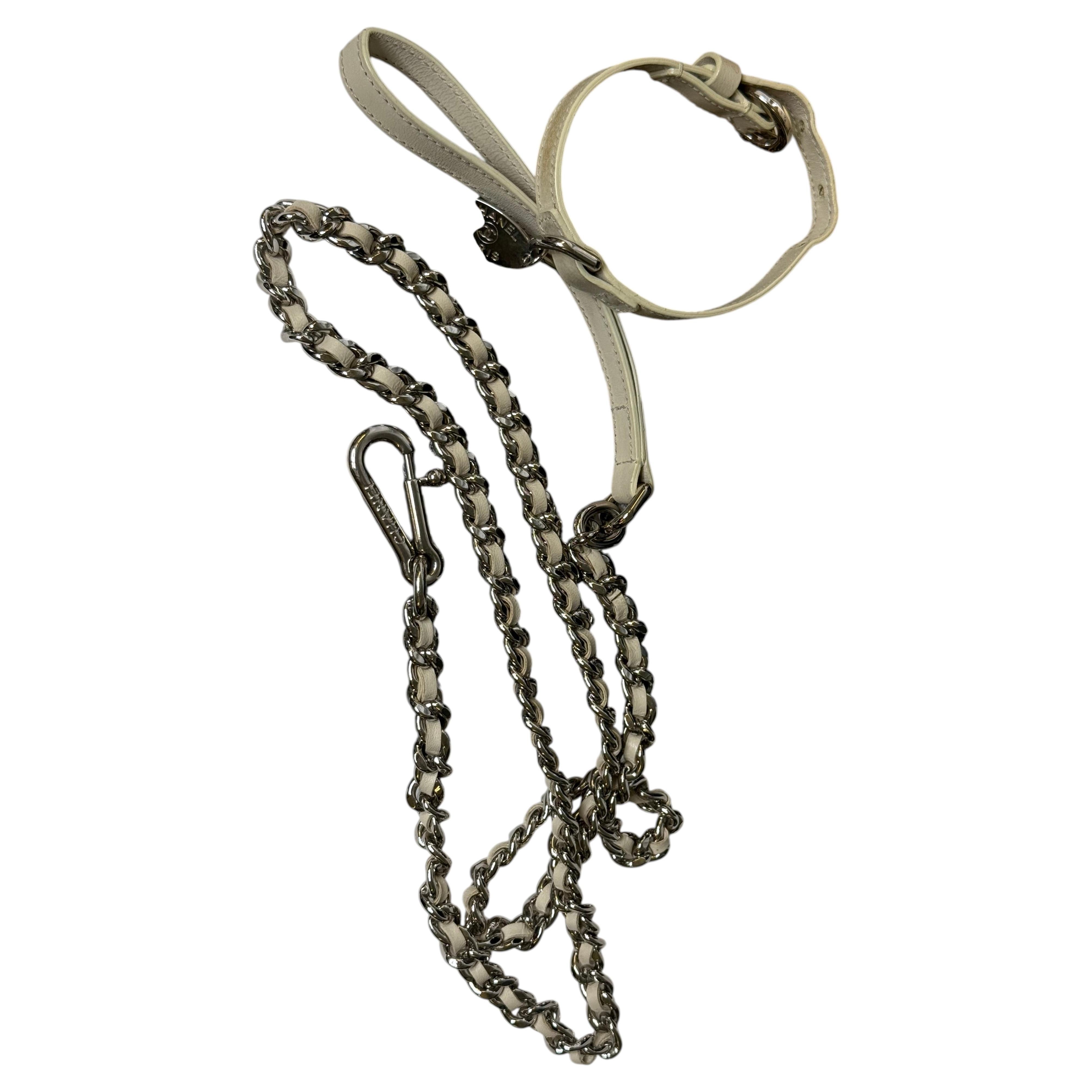 Set Chanel vintage composto da collare e guinzaglio in pelle con finiture argentate in vendita