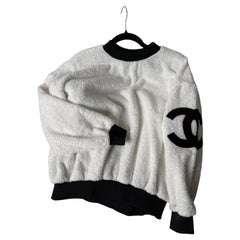 CHANEL RARE : sweat-shirt en tissu éponge d'occasion des années 1990, orné d'un détail logo et d'un logo CC sur la manche