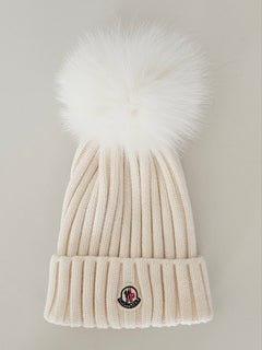 Bonnet Moncler à pompon en fourrure. Un pull de luxe emblématique pour l'après-ski. Blanc / Crème.