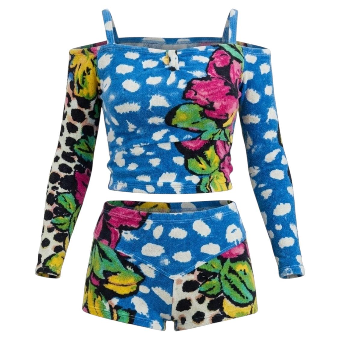Conjunto de top corto y pantalones cortos con estampado tropical y de leopardo de Yvan & Marzia Paris, de los años 90