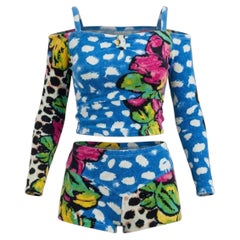 Conjunto de top corto y pantalones cortos con estampado tropical y de leopardo de Yvan & Marzia Paris, de los años 90