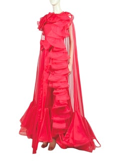 Valentino Pierpaolo Piccioli Prefall 2019 Look 87 Abito-mantella in organza rossa con volant