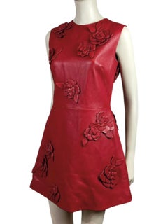 Valentino Pierpaolo Piccioli Prefall 2024 Look 21 Abito rosso in pelle di agnello con motivo floreale
