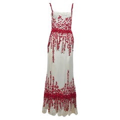 Boutique Valentino, primavera de 2000, look 85: vestido largo de encaje con rosas rojas