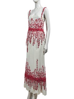 Boutique Valentino, primavera de 2000, look 85: vestido largo de encaje con rosas rojas