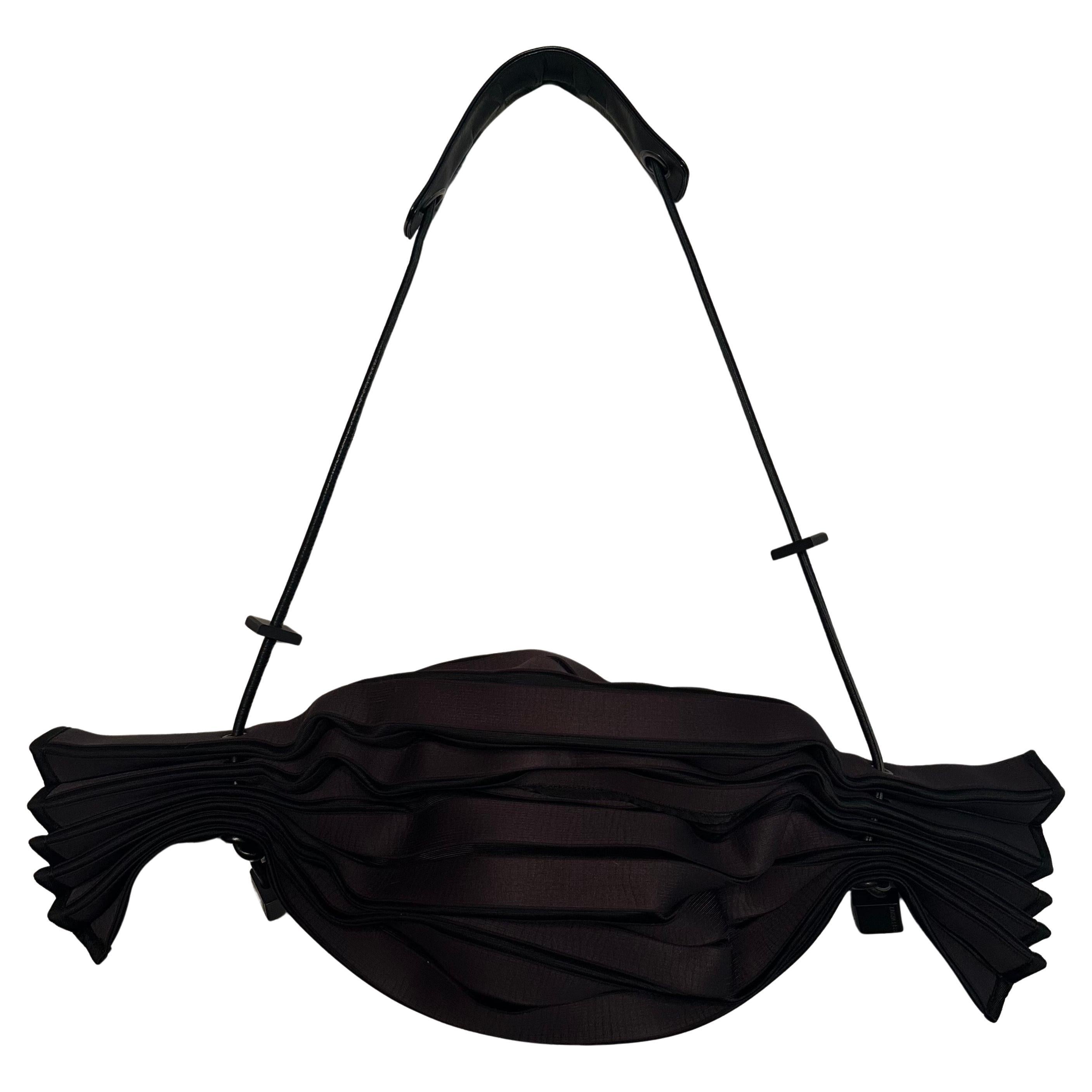 Sac à cordon « Pleats Please » d'Issey Miyake, modèle accordéon, rare, marron foncé/noir, authentique en vente