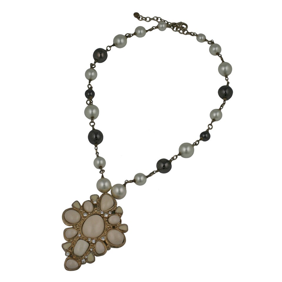 Chanel Pendentif en perles et émail en vente