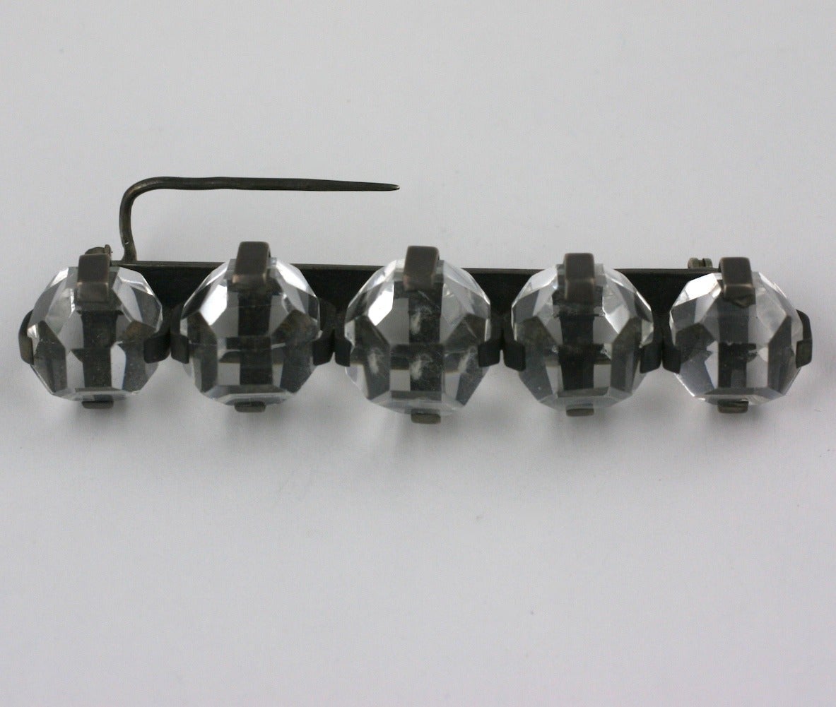 Bonito broche victoriano de cristal de roca con grandes cubos de piedra facetada engastados en grandes garras de plata. Aspecto muy contemporáneo para un broche de más de 125 años. 
Hay una 