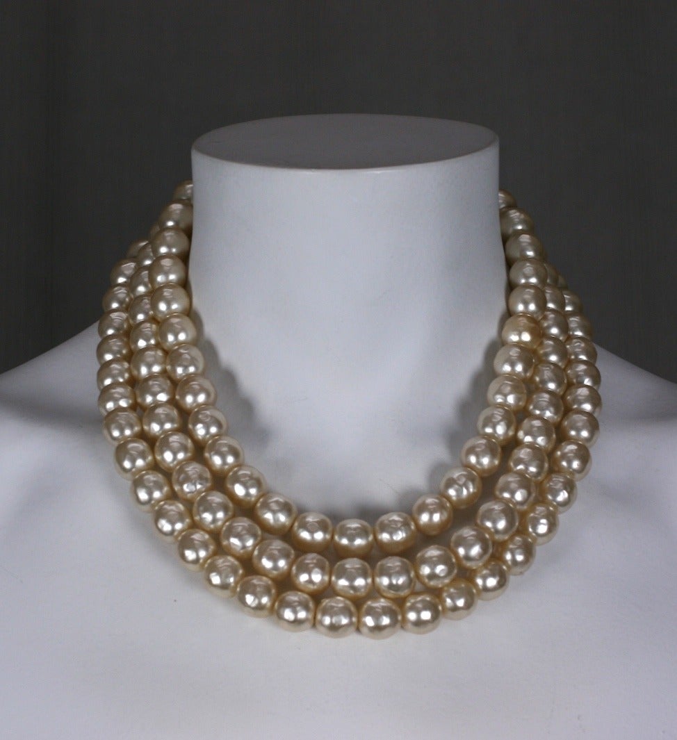 Collier de perles rousselet à 3 rangs Excellent état - En vente à New York, NY