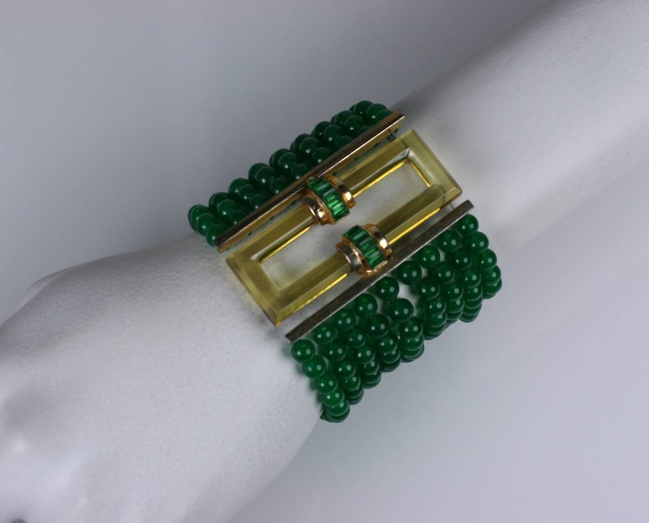 Trifari Breites Art Deco Kunst Smaragd-Perlenarmband im Zustand „Hervorragend“ im Angebot in New York, NY