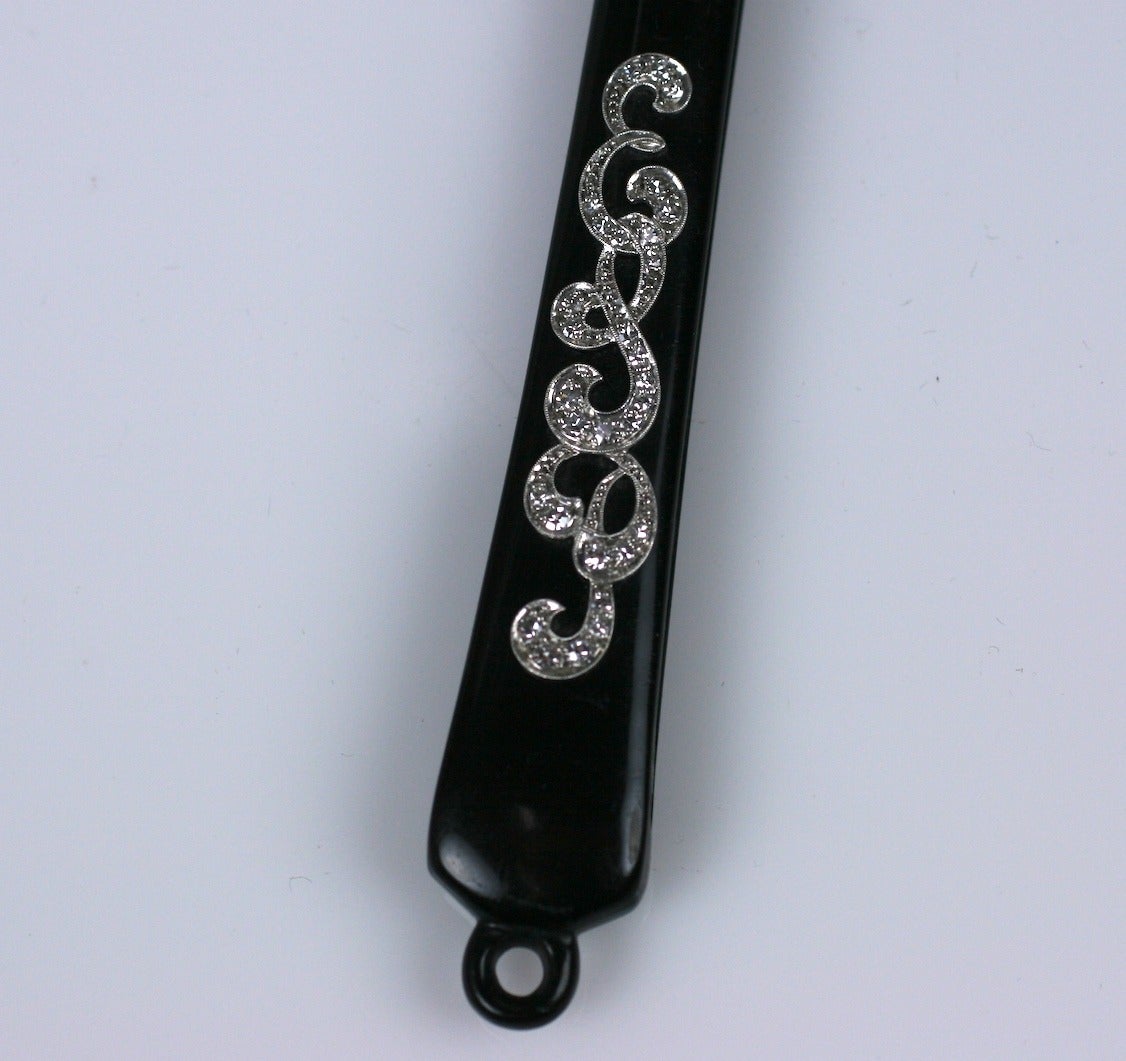 Lorgnons en bakélite noire avec décoration initiale Art Nouveau sertie de diamants. Livré dans un étui en tapisserie de soie ajusté. Commission personnalisée haut de gamme.
5