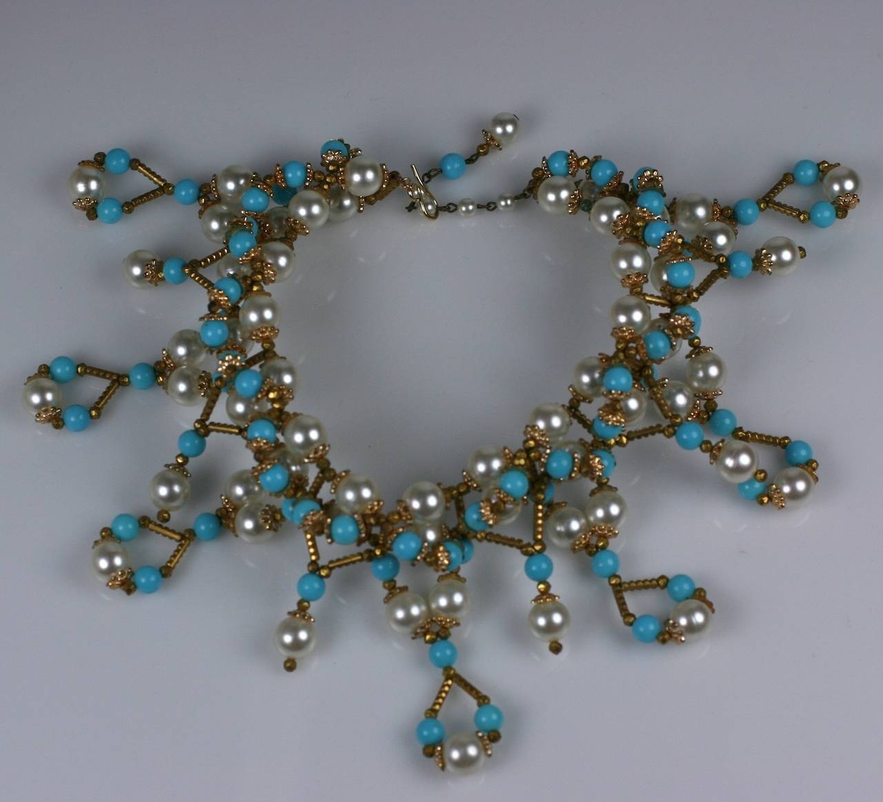 Collier ras-de-cou italien surdimensionné composé de perles en fausse résine et de perles tubulaires en résine turquoise et dorée. Des proportions massives sans le poids. Italie, années 1960.
Longueur de 14
